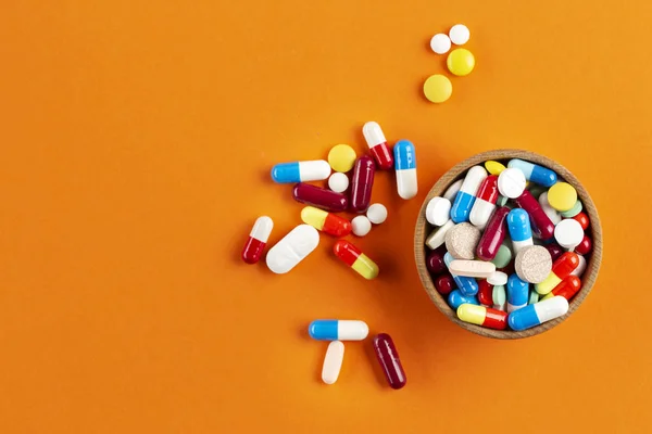 Molte pillole colorate diverse — Foto Stock