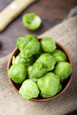 Çiğ Brüksel lahanası bir tabakta filizleniyor.