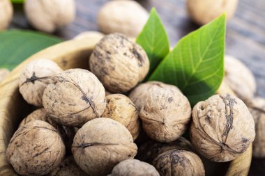 Tahta masadaki cevizler