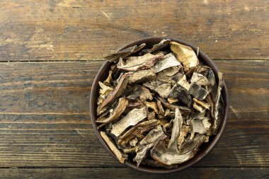 Tabakta kurutulmuş mantar.