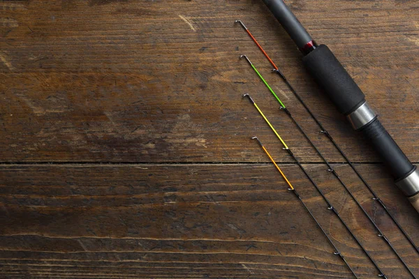 Aparejos de pesca sobre fondo de madera — Foto de Stock