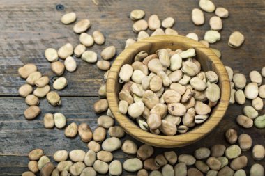 fasulyeler masaya saçıldı.