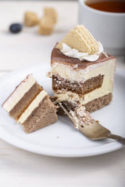 bir tabakta kek bir parça