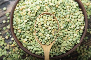 Tabakta kuru yeşil bezelyeler