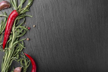 Siyah arkaplanda acı biber