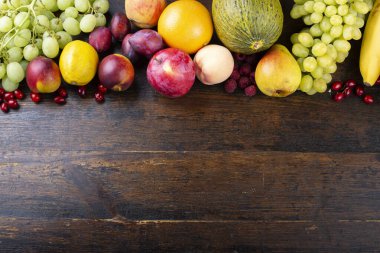 Masanın üzerinde farklı meyve