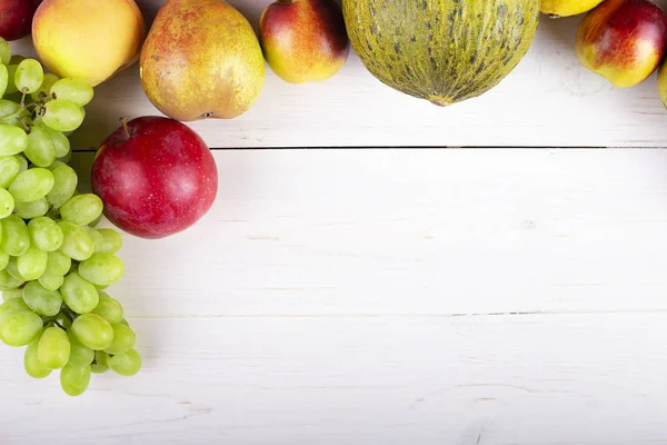 Frutos diferentes em um fundo de madeira — Fotografia de Stock