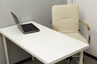 dizüstü bilgisayarlı iş yeri