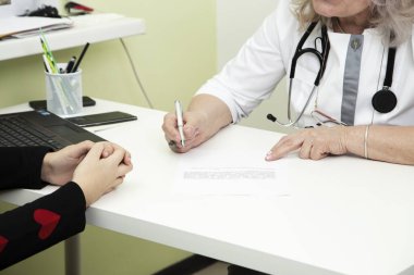 Kadın doktor yazıyor.