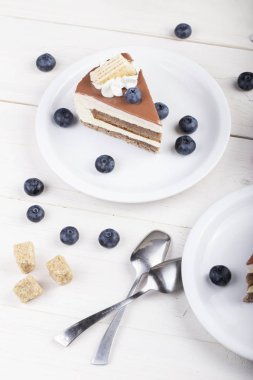 Kremalı pasta masanın üstünde.