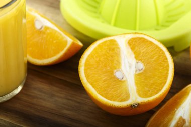 turuncu masanın üzerine dilimlenmiş