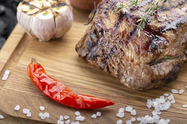 Filete a la parrilla sobre fondo de madera — Foto de Stock