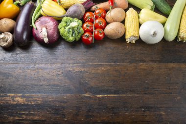 Tahta arka planda taze sebzeler