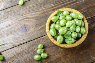 bir tabakta yeşil bektaşi üzümü