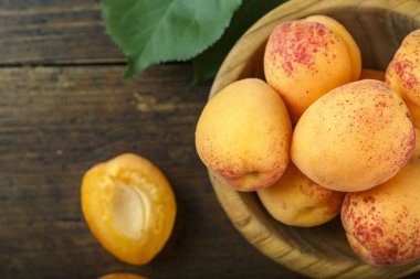 Masada olgun kayısılar var.