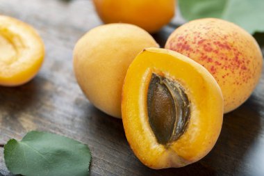 Ahşap bir arka planda olgun kayısılar