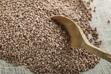 Masaya saçılmış çiğ karabuğday