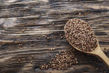 Bir tahta kaşık içinde ham buğday