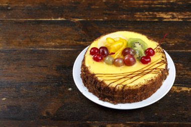 Kremalı pasta masanın üstünde.