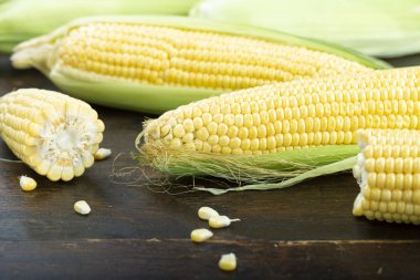 Tahta arka planda tatlı taze mısır