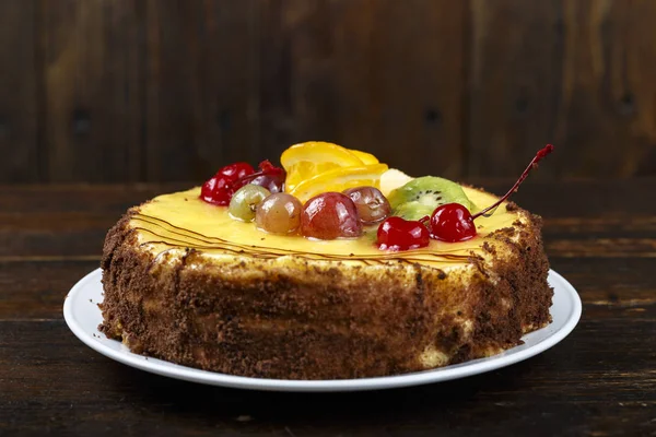 Bolo de creme com bagas — Fotografia de Stock