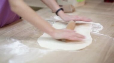 Hamuru pizza için yuvarla.