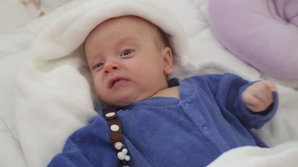 Bayi yang baru lahir di tempat tidur bayi terjaga — Stok Video