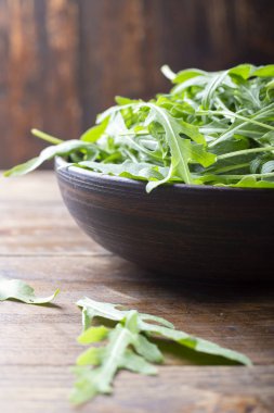 Bir tabak içinde taze roka