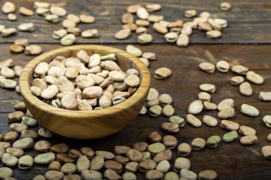 Kuru fasulye serpilmiş.