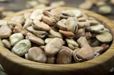 Tahta tabakta kuru fasulye.