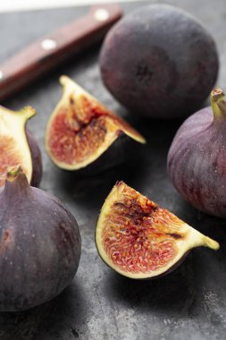 Karanlık masada taze incir var. Üst görünüm