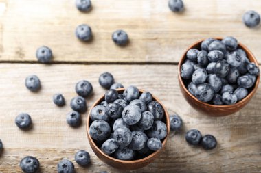 Ahşap arka planda taze yaban mersini