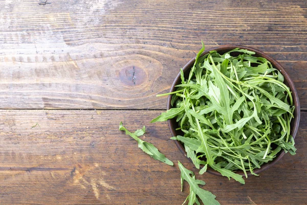 Ensalada de rúcula verde en la mesa — Foto de Stock