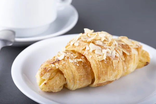 Croissant proaspăt într-o farfurie — Fotografie, imagine de stoc