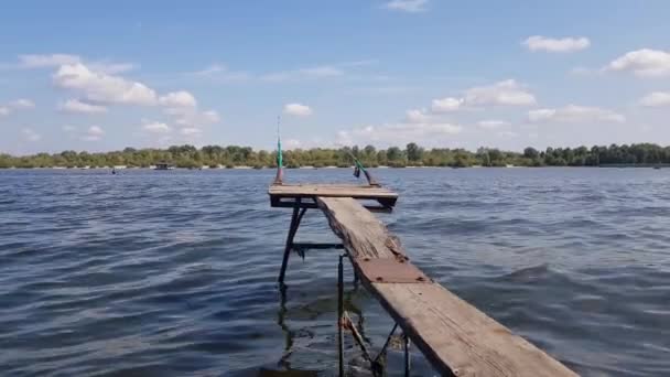 Oude pier op de rivier — Stockvideo