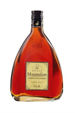 Bir şişe Zwack Maximillian Brandy de Tokaji. Beyazda İzole Edilmiş 