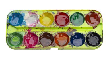 Beyaz torbaya izole edilmiş yeşil kutudaki suluboya resimlerinin üst görünümü