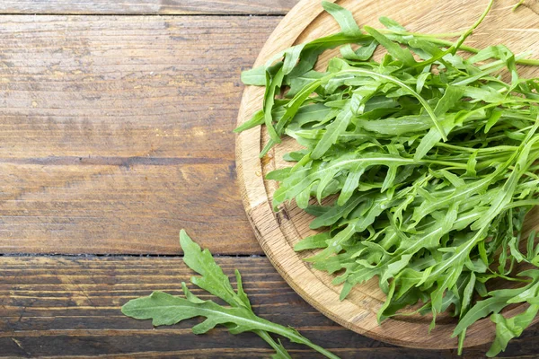 Rúcula fresca sobre la mesa — Foto de Stock