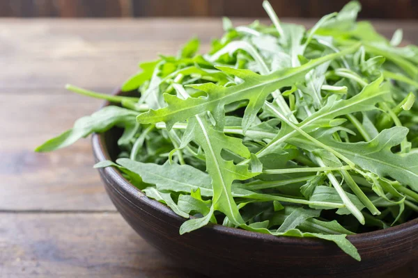 Färsk rucola på en trä bakgrund — Stockfoto