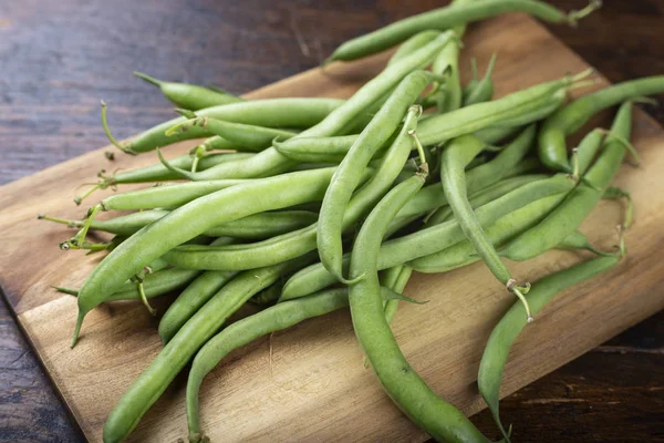 Aspergebonen op een snijplank — Stockfoto