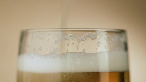啤酒倒入几乎满满一杯 从杯子里倒出一种发泡的饮料 泡沫闭合 — 图库视频影像