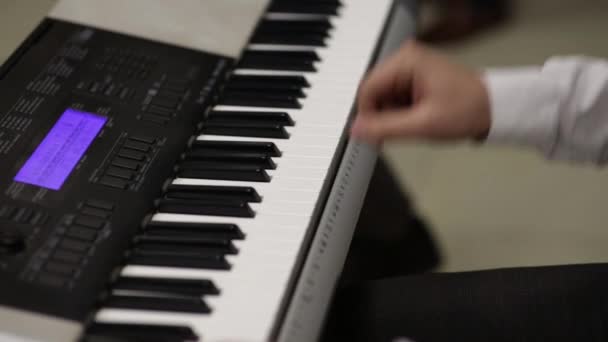 手放在电钢琴键盘上 — 图库视频影像