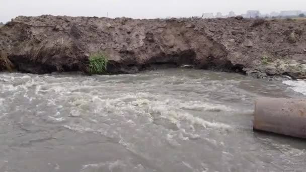 Rioolwater stroomt in een vijver — Stockvideo