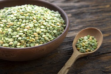 Tabakta kuru yeşil bezelyeler