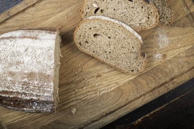 Masada doğranmış ekmek