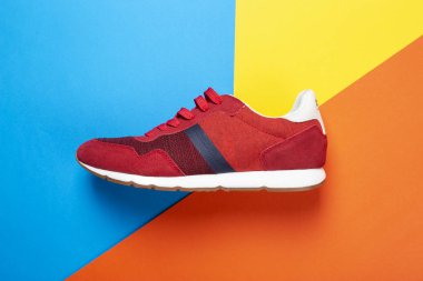 Yeni kırmızı spor ayakkabı