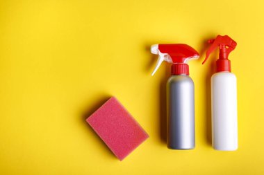 Parlak arka planda deterjan şişeleri