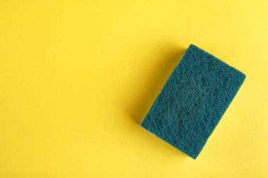 Sarı arkaplanda yeni bir sünger