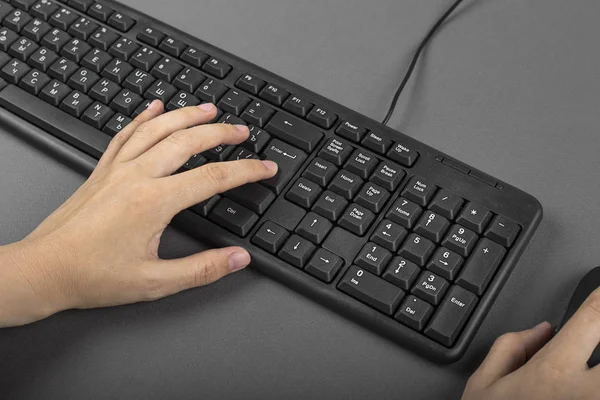 Mano en el teclado del ordenador — Foto de Stock