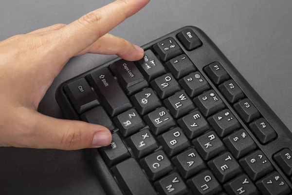 Mão feminina no teclado — Fotografia de Stock